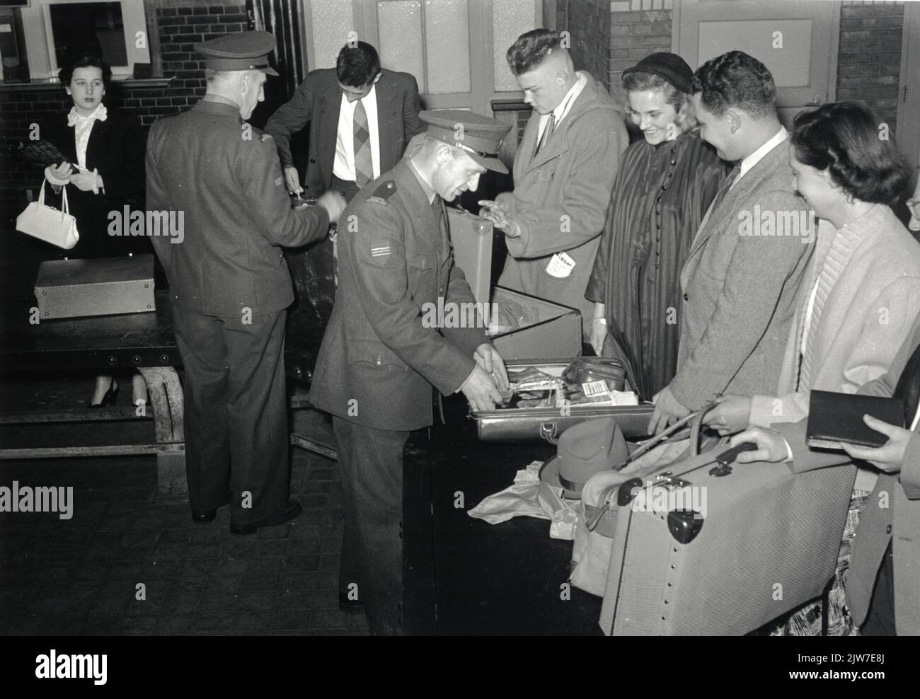 Bild der Kontrolle des Gepäcks von Zugreisenden durch den Zoll im Besuchsraum des N.S. Bahnhofs Roosendaal in Roosendaal. Stockfoto