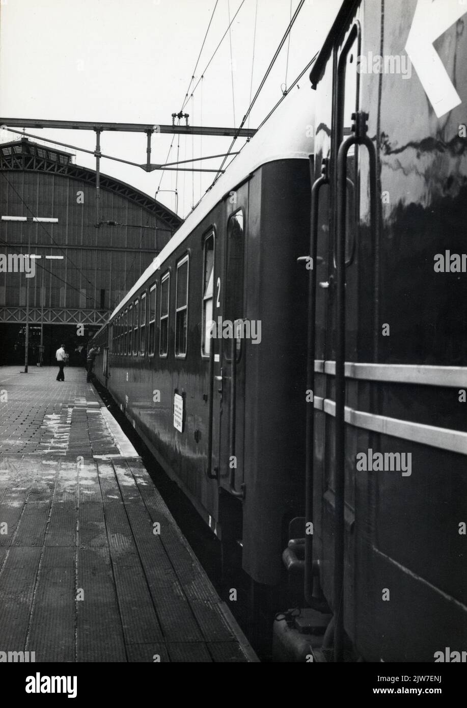 Bild des internationalen Zuges auf dem Bahnsteig des N.S. Bahnhofs Amsterdam et al. In Amsterdam. Stockfoto
