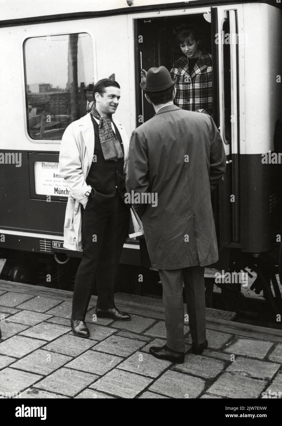 Bild von Zugreisenden auf dem Bahnsteig des N.S. Bahnhofs Amsterdam Amstel in Amsterdam, beim Einsteigen in den internationalen Zug 'Rheingold'. Stockfoto