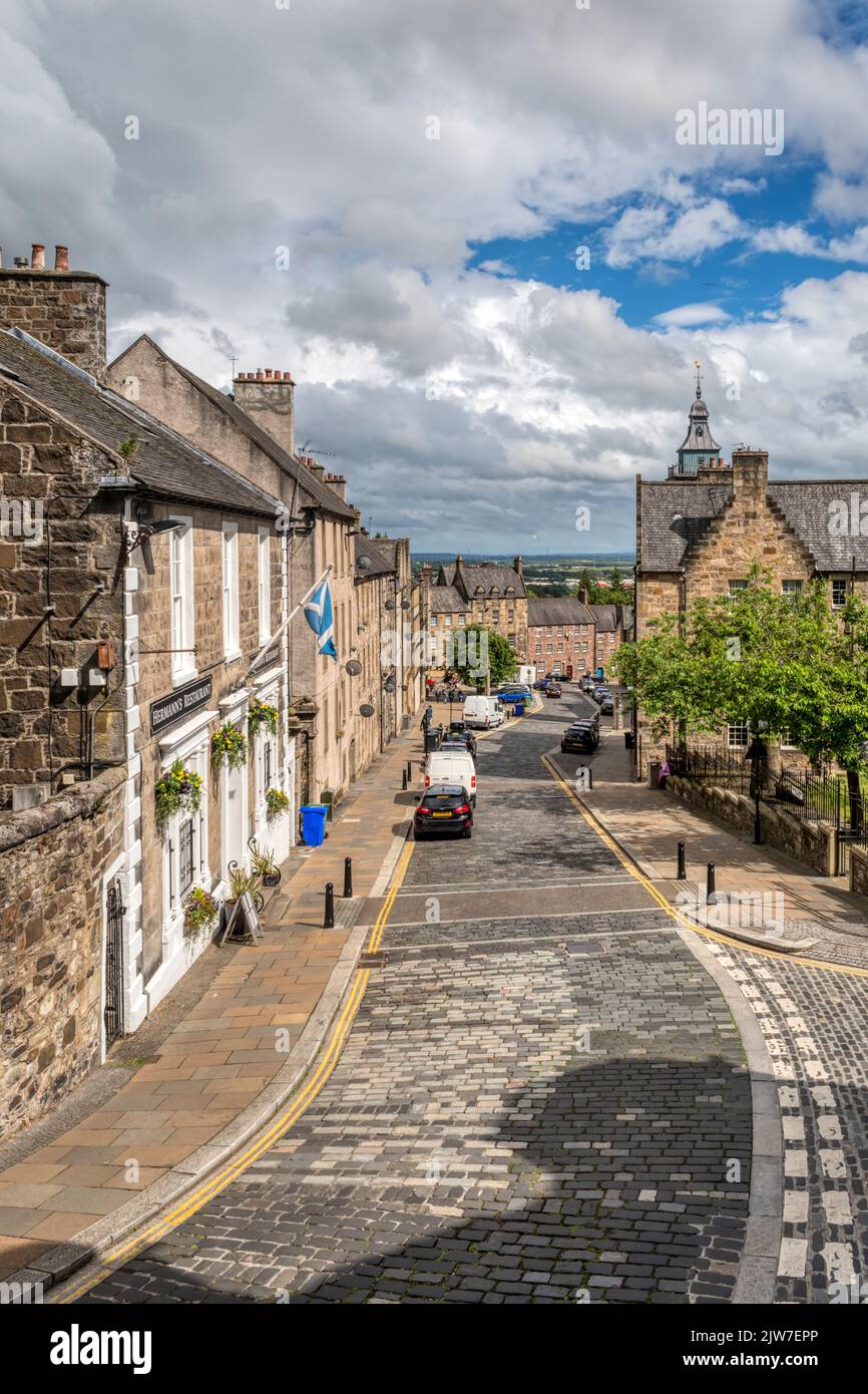 Broad Street in der Altstadt von Stirling, Schottland. Stockfoto