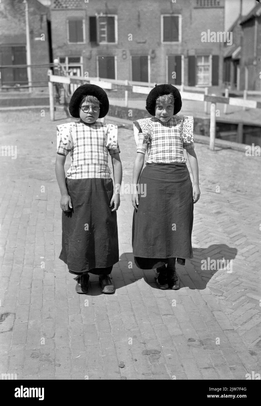 Ansicht des Domturms (Domplein) in Utrecht, von Nordosten, mit dem nördlichen Querschiff der Domkerk auf der linken Seite. Im Vordergrund der Abriss einiger Gebäude an der Ecke Domplein/Domstraat. Stockfoto
