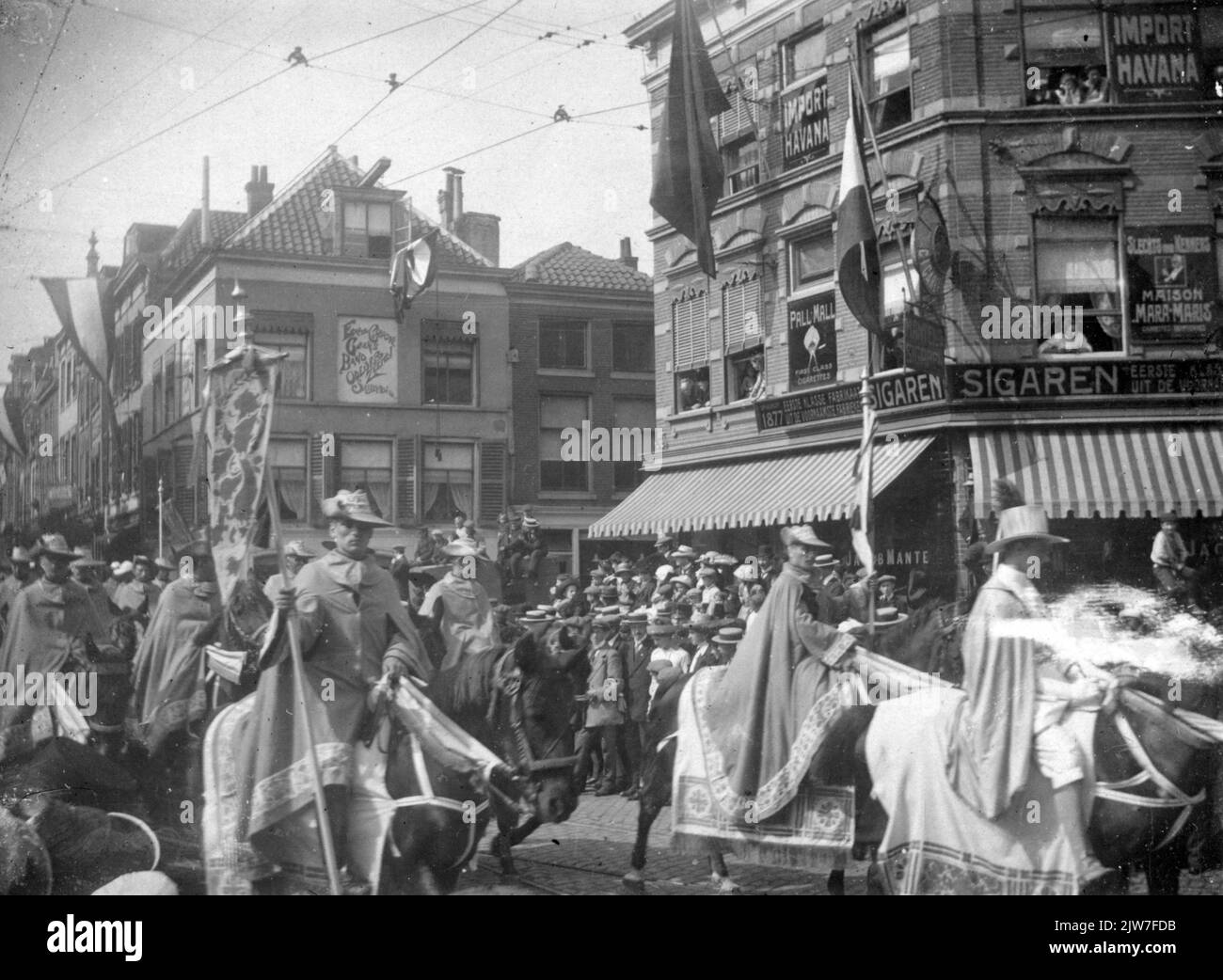 Bild der Parade Anlässlich des Fest der Farbe und des Klangs, der Feierlichkeiten zum Gedenken an die Wiederherstellung der niederländischen Unabhängigkeit im Jahr 1813, auf der Neude in Utrecht. Stockfoto