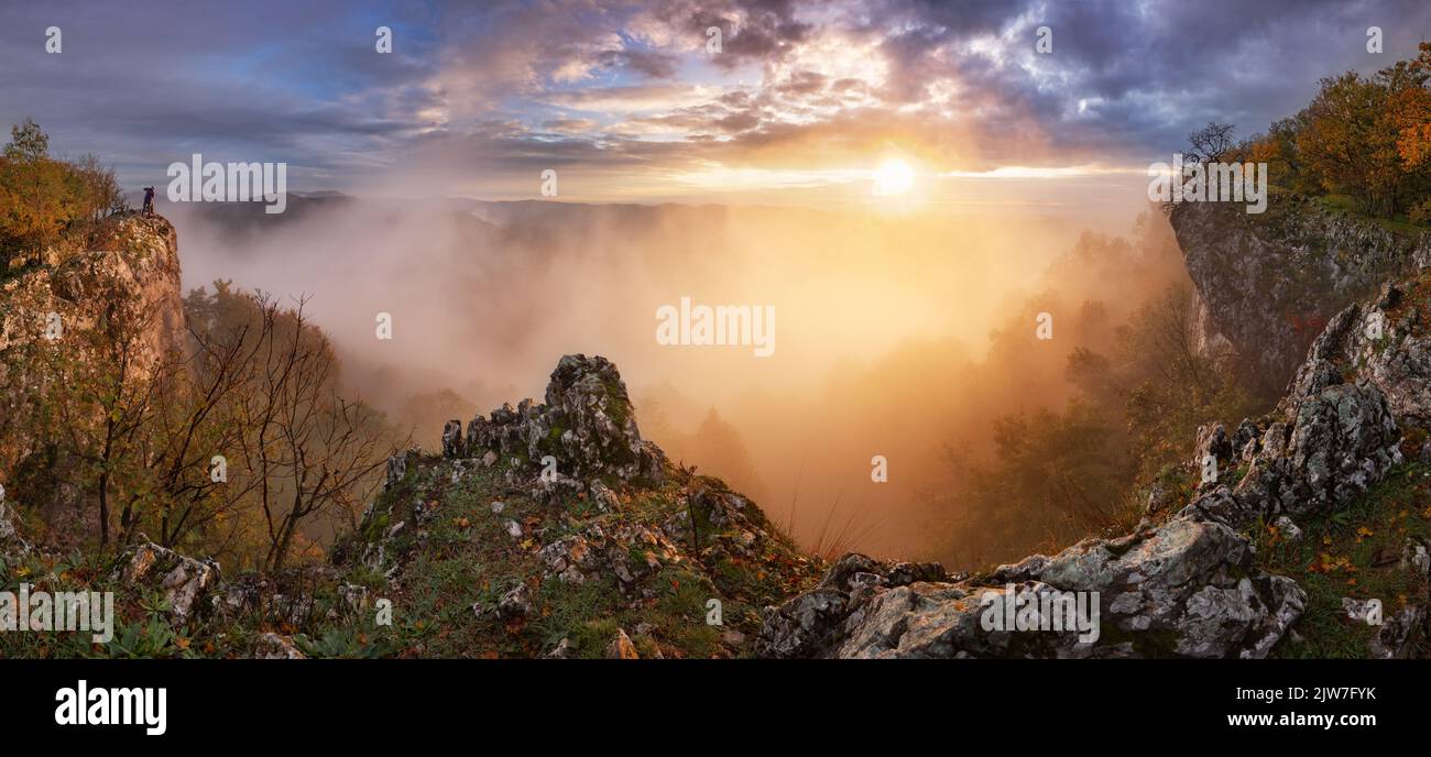 Schöner Herbstmorgen auf dem Aussichtspunkt über dem tiefen Waldtal in Karpaten, Slowakei Stockfoto