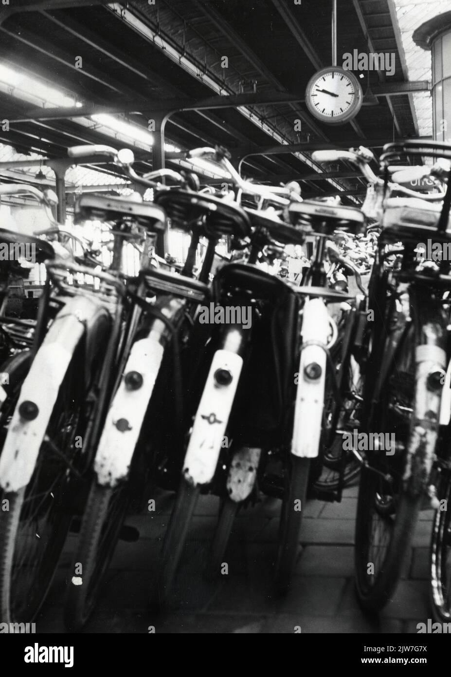 Bild von für den Versand mit bahnfertigen Fahrrädern auf dem Bahnsteig des N.S. Bahnhofs Amsterdam Amstel in Amsterdam. Stockfoto