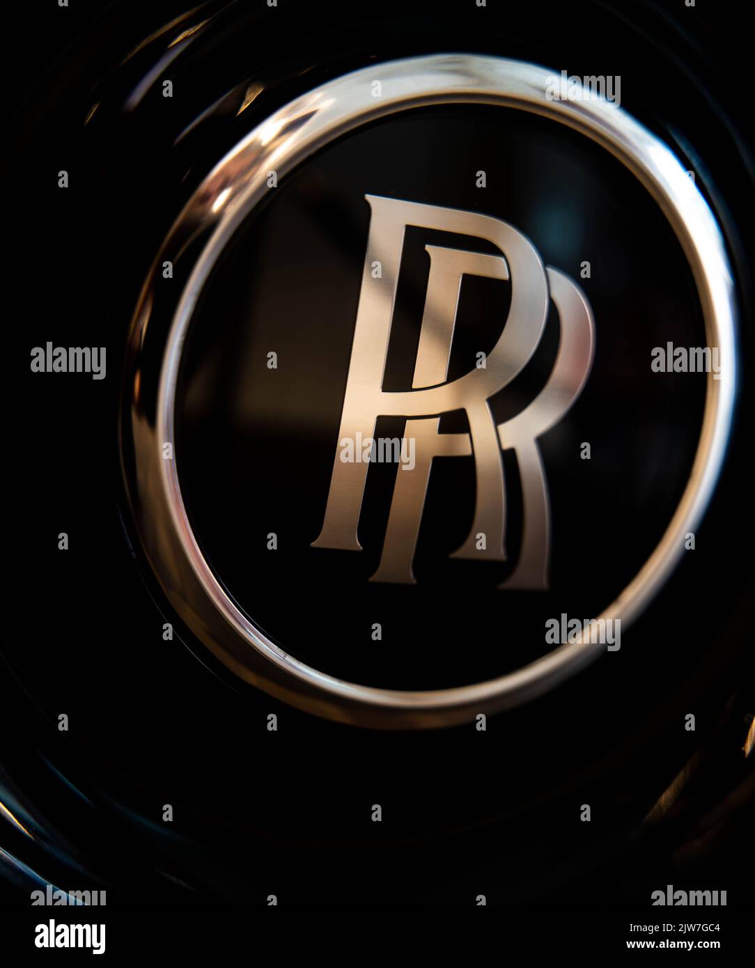 Elegantes Rolls-Royce RR-Logo auf der Motorhaube des Luxusfahrzeugs Stockfoto