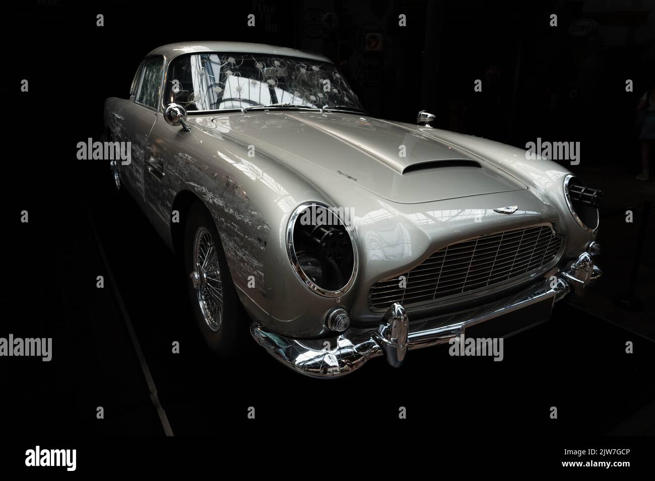 Klassischer silberner Aston Martin DB5-Sportwagen auf dunklem Hintergrund Stockfoto
