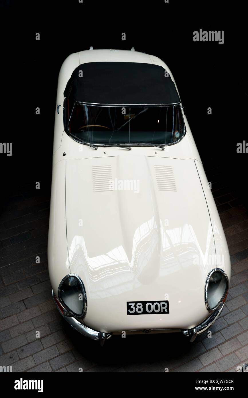 Klassischer weißer Jaguar E-Type Sportwagen von oben mit eleganten Kurven Stockfoto