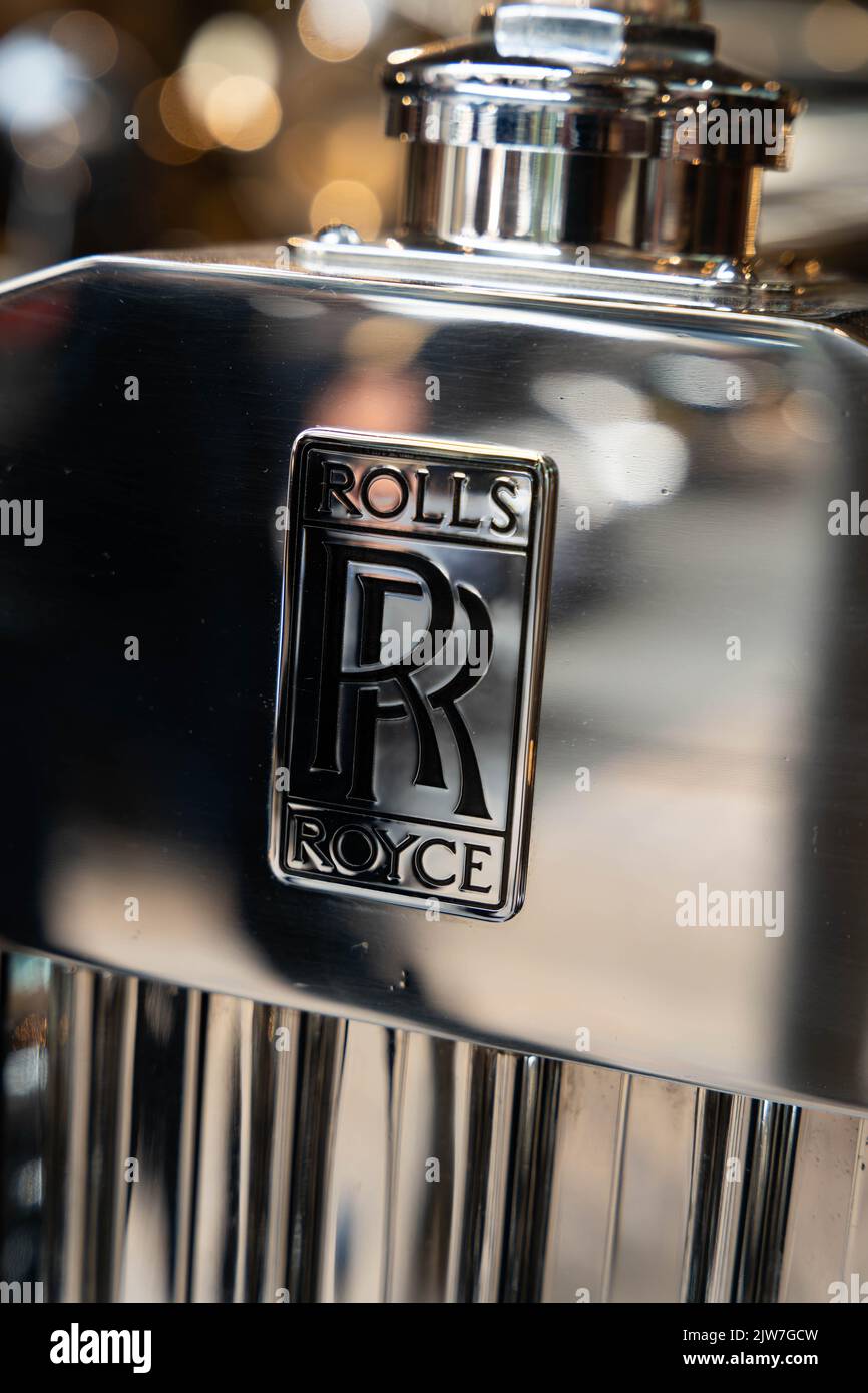 Nahaufnahme des Rolls Royce-Emblems auf dem luxuriösen Motorwagengrill aus poliertem Chrom Stockfoto
