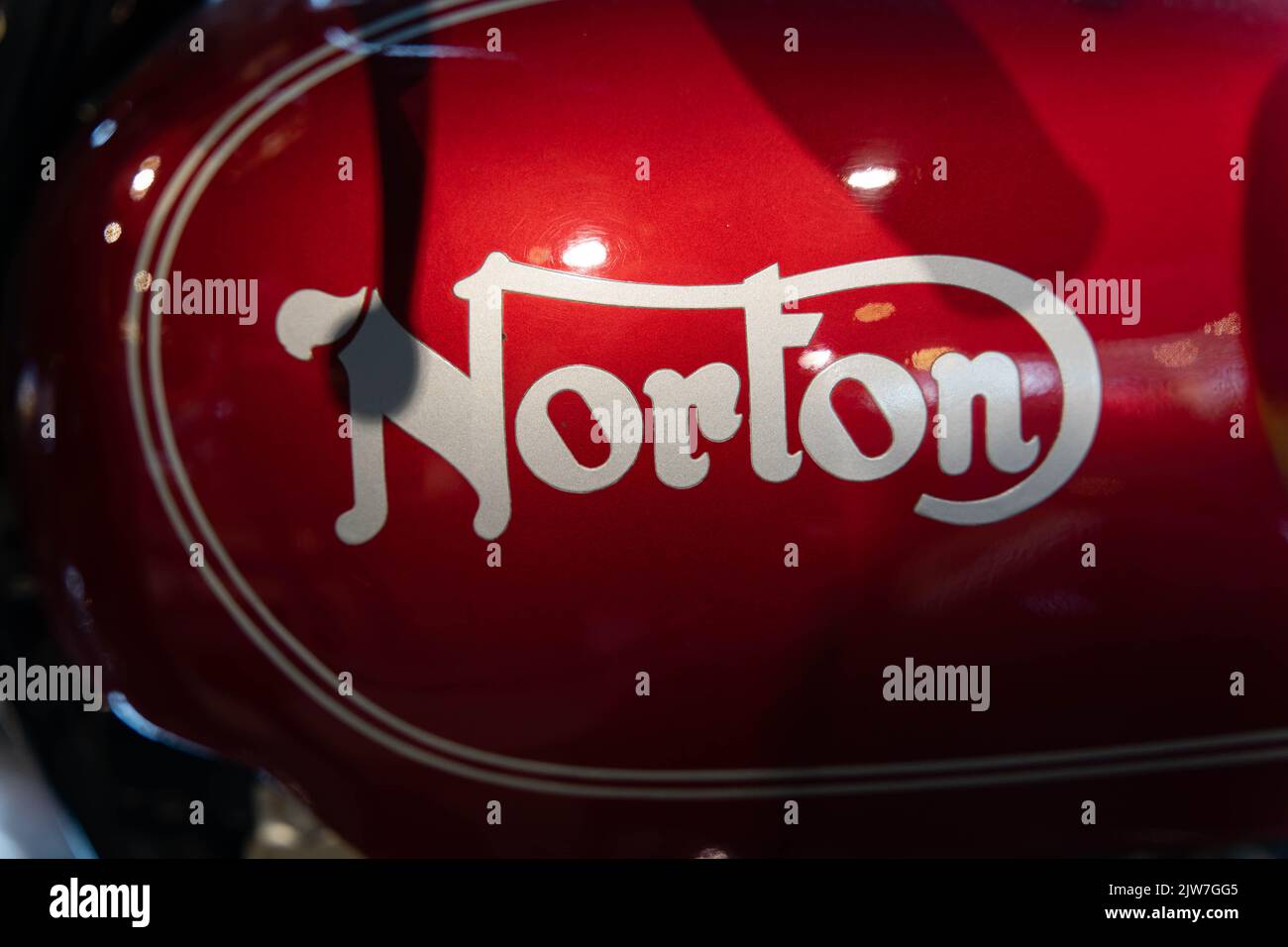 Klassischer Norton-Benzintank mit weißem Logo auf rotem Lack Stockfoto