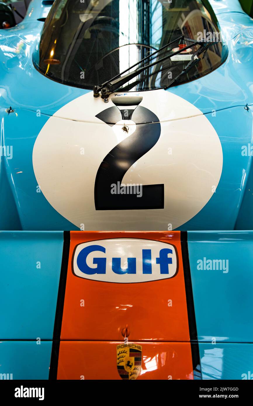 Klassischer Porsche-Rennwagen Nummer 2 in Golfliverien in markanten Blau- und Orangetönen Stockfoto