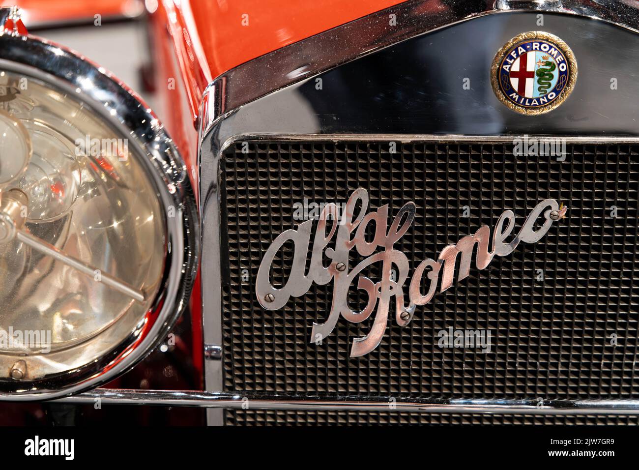 Nahaufnahme des klassischen Alfa Romeo-Kühlergrills und Scheinwerfers mit italienischem Vintage-Design Stockfoto