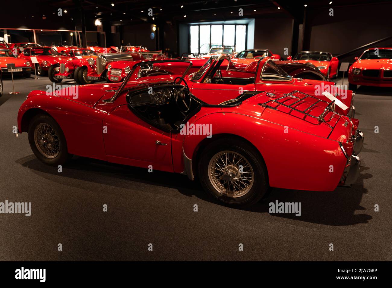 Klassischer roter Sportwagen mit Gepäckablage im Museum Stockfoto