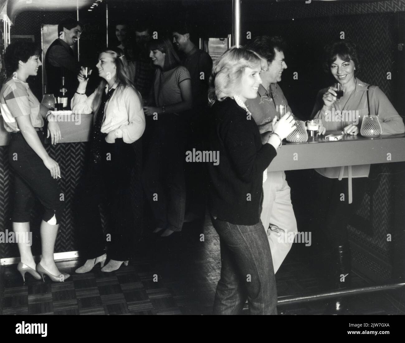Bild von Zugreisenden in der Schranke eines internationalen Zuges. Stockfoto