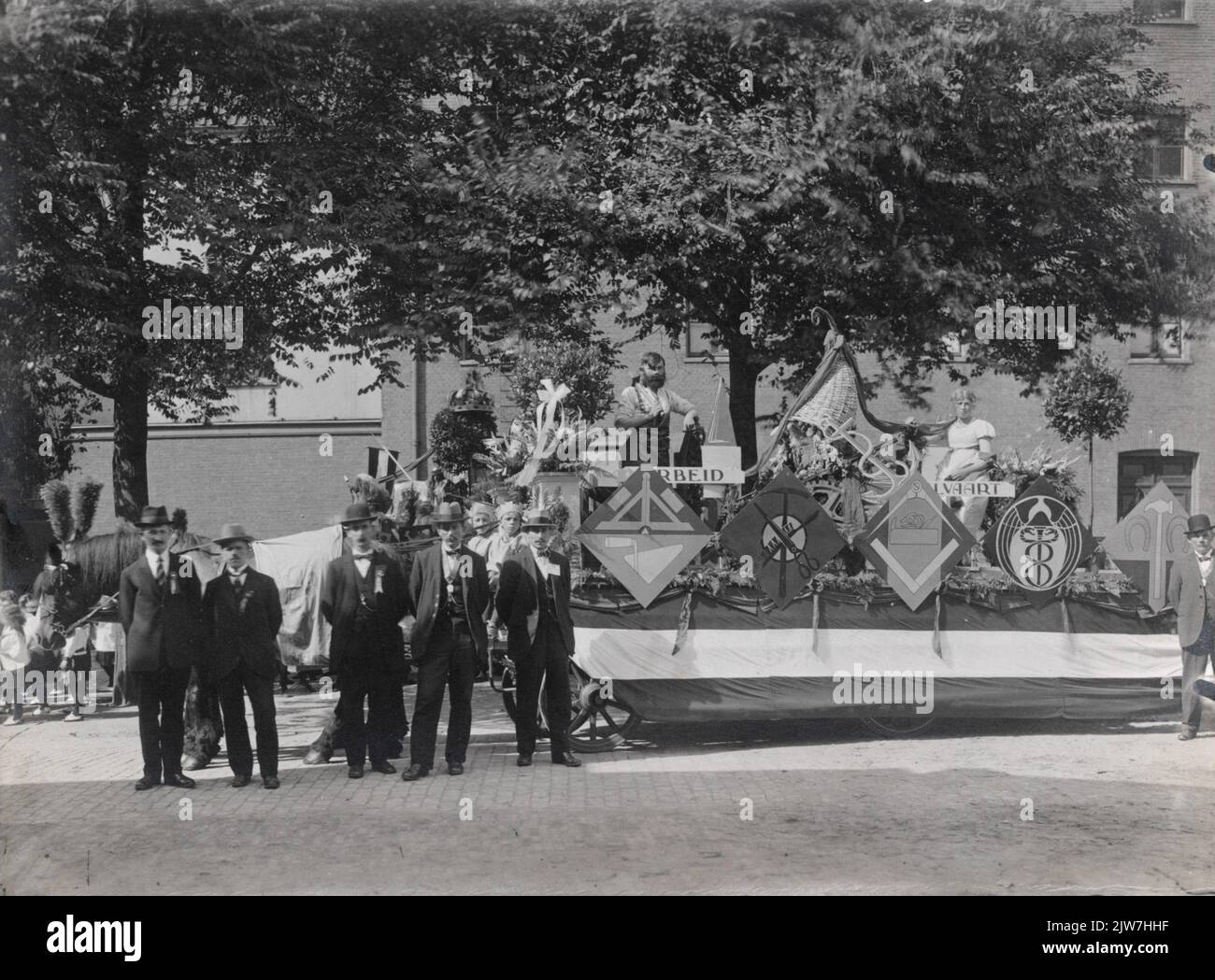 Bild der Festwagen des Vereins 'Het Oranjark' in Utrecht, kurz vor oder nach der historischen Prozession anlässlich des 25-jährigen Jubiläums der Königin Wilhelmina, hinter der Stadsschouwburg (Vredenburg 70) in Utrecht. Stockfoto