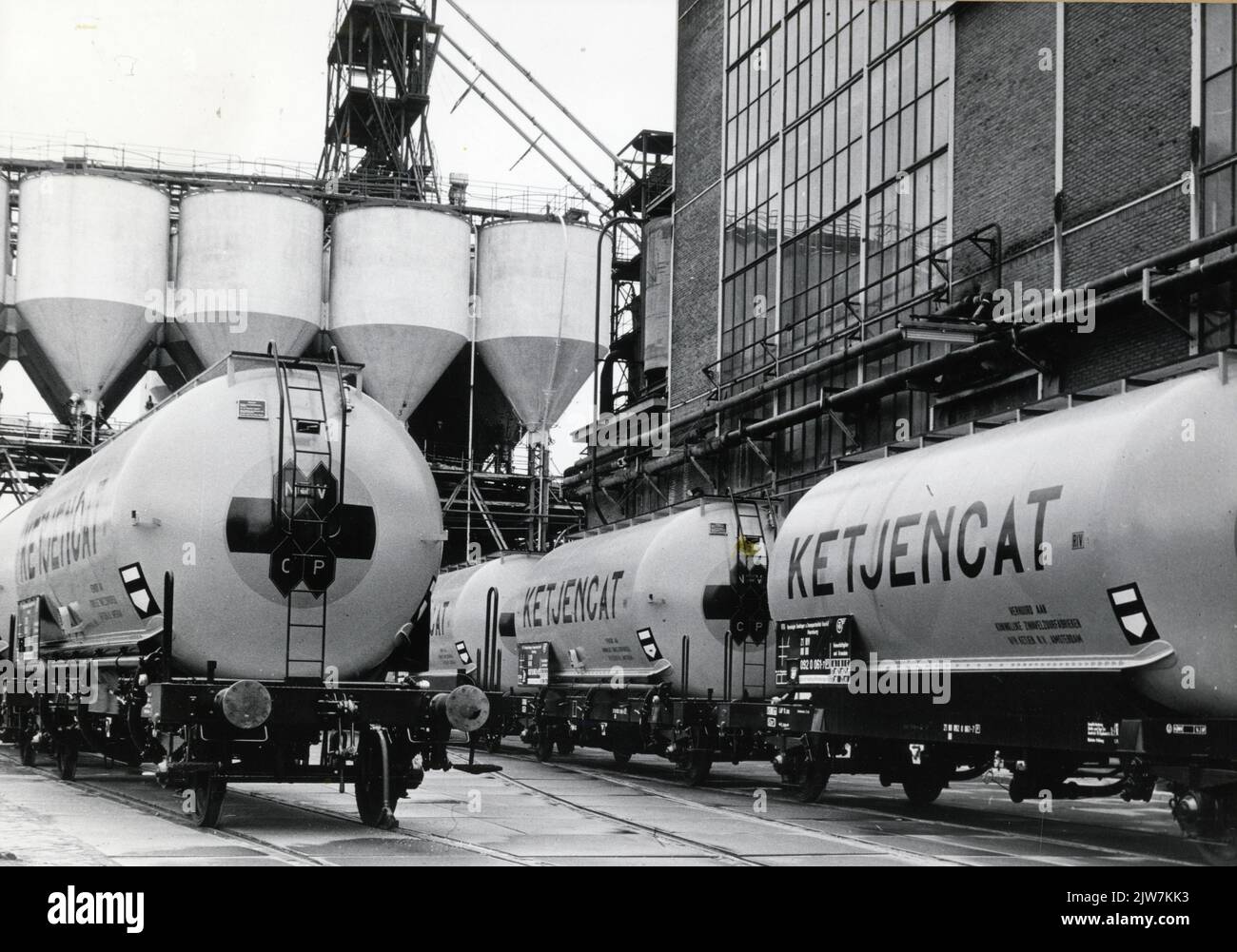 Bild von einigen Tankwagen für den Transport von Schwefelsäure auf dem Gelände der Schwefelsäurefabrik Ketjen in Amsterdam Noord. Stockfoto