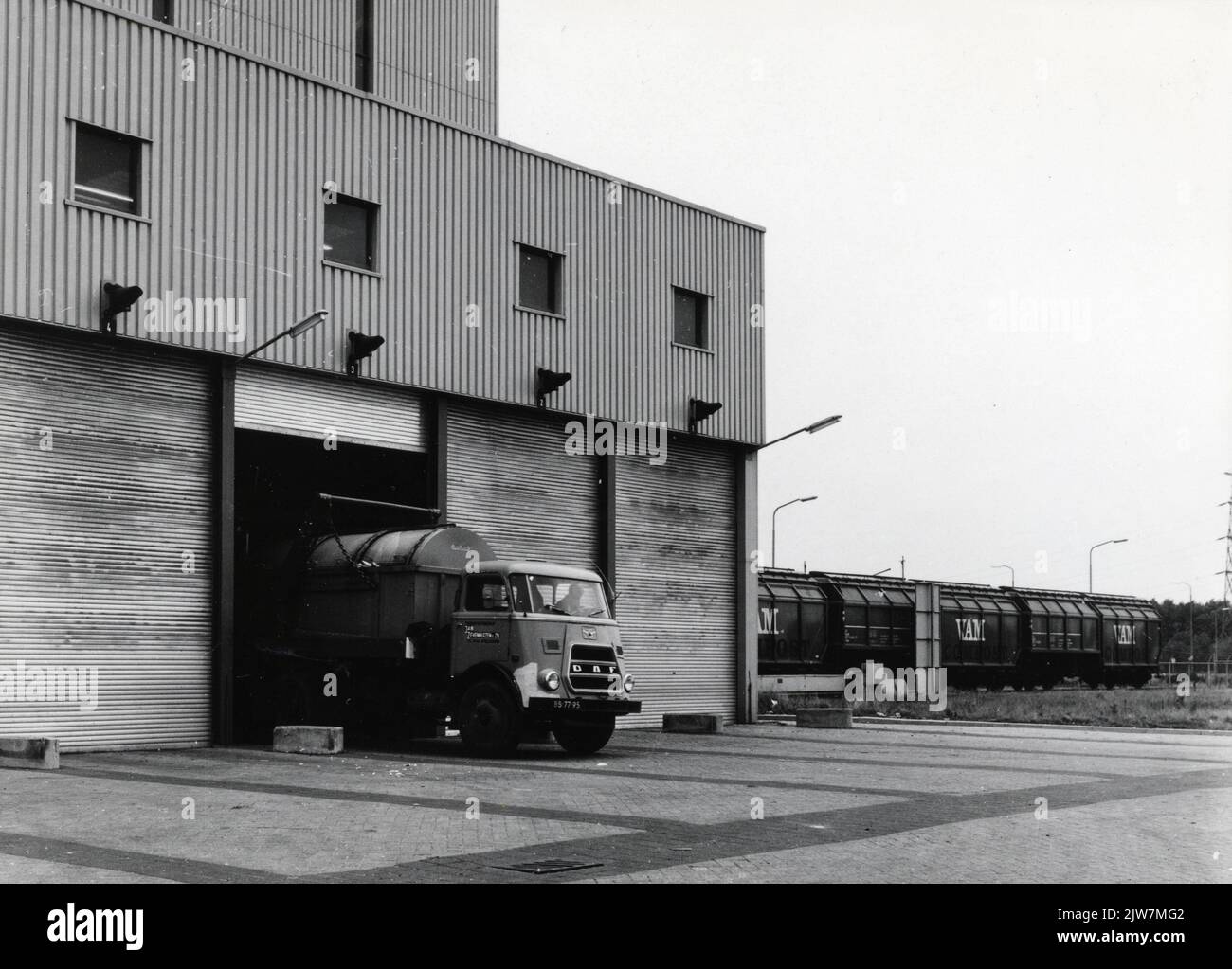 Blick auf die Transferstation für Müll von LKW zu Zug von VAM in Apeldoorn. Stockfoto
