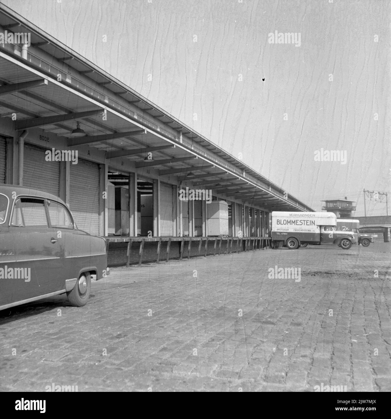 Blick auf den Van Gend & Loos Schuppen auf der Cruquiuskade in Amsterdam. Stockfoto