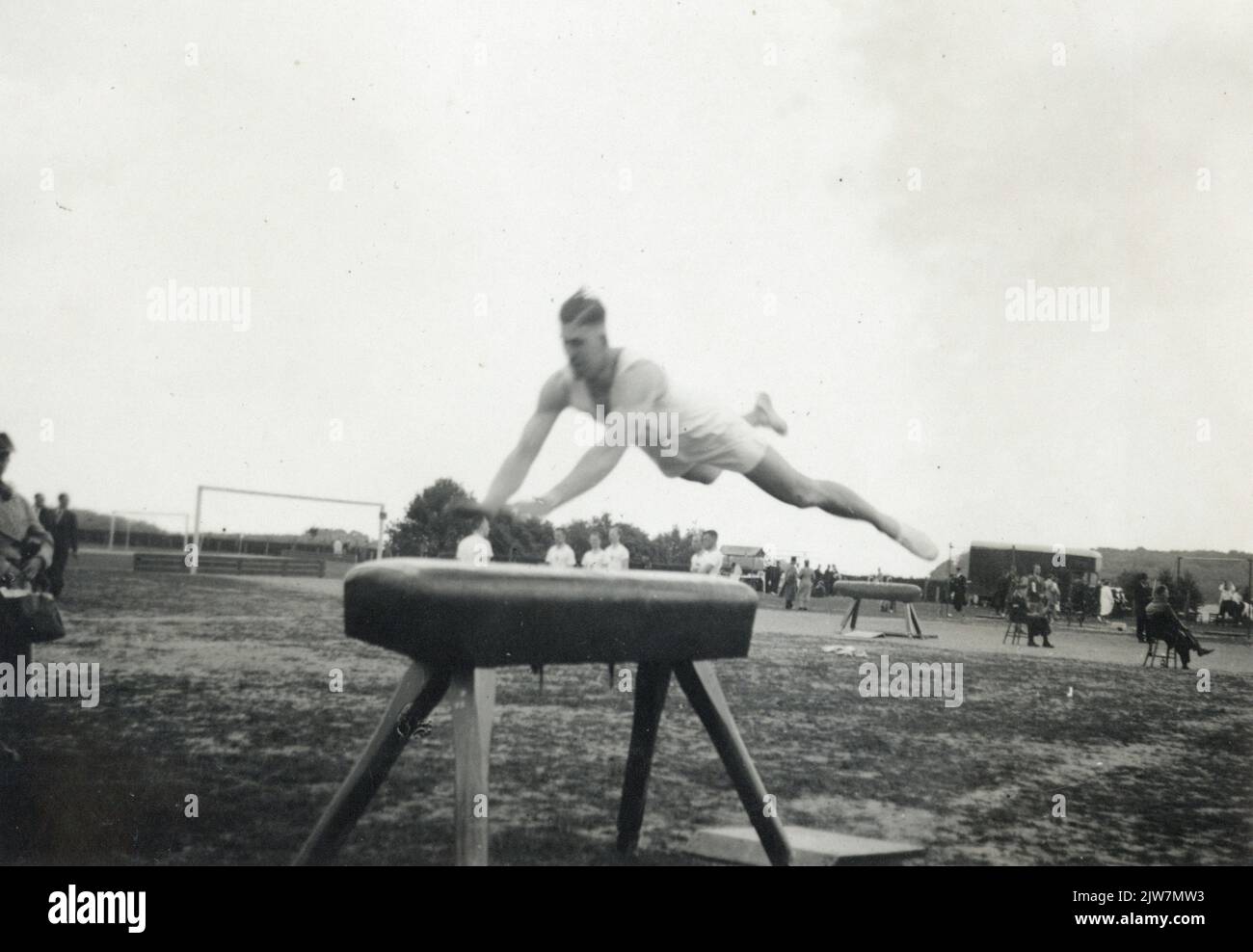 Bild eines Mitglieds der Utrechtse Gymnastik- en Screen Association Bato während eines Pferdesprungs beim Bundesfest der Königlich Niederländischen Gymnastik-Vereinigung (K.N.G.V.) 27., das im städtischen Sportpark in Arnhem organisiert wurde.n.b. Die Wettbewerbe fanden vom 27. Bis 29. Mai statt. Stockfoto