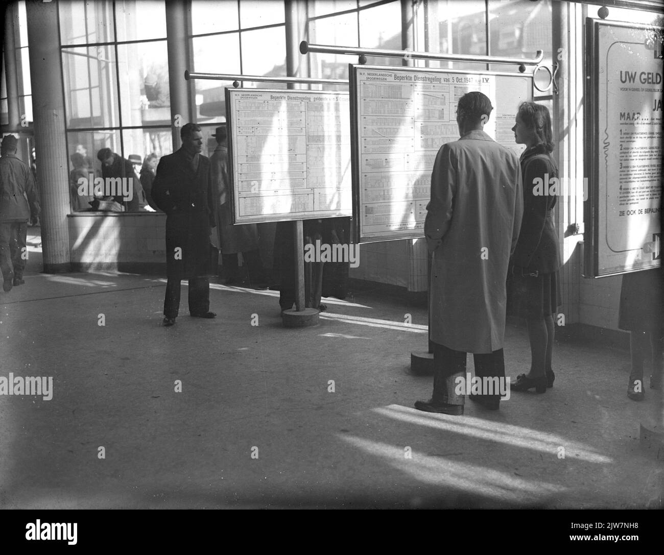 Karte des Pferdefeldes in Utrecht; mit der Bezeichnung der bestehenden Gebäude, einschließlich der Fundamente von zwei Walt-Türmen und der Baulinien des Entwurfs für einige Straßen mit Häuserzeilen zwischen Nieuwekade und Bergstraat. Stockfoto