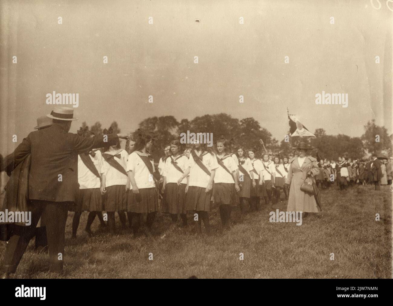 Bild der Gymnastik- und Leichtathletik-Demonstrationen auf dem städtischen Sportgelände auf dem Thorbeckelaan in Utrecht anlässlich des 25-jährigen Jubiläums der Königin Wilhelmina. Stockfoto