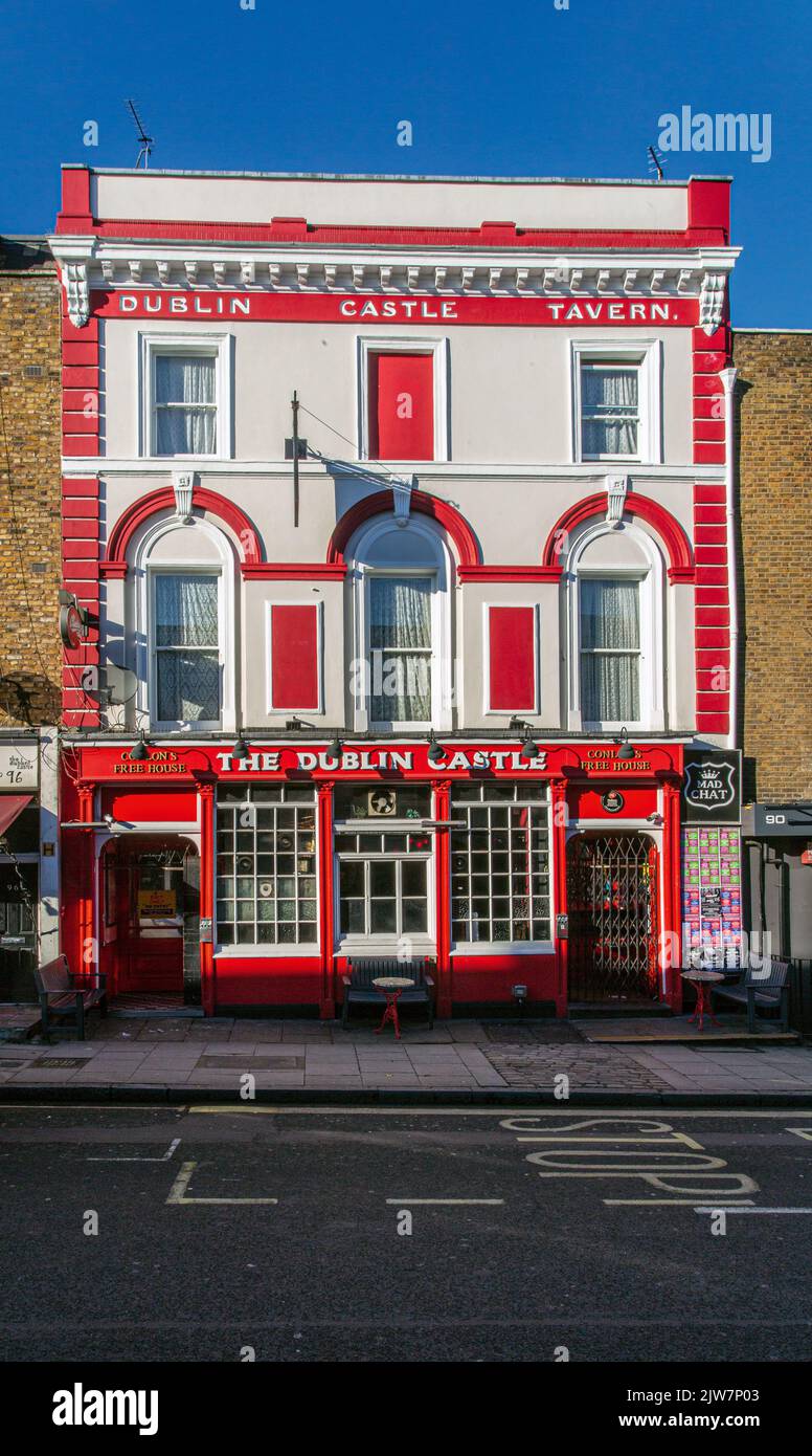 Das Dublin Castle Äußere des Pubs am Parkway, Camden Town, London Borough of Camden, Greater London, England, Vereinigtes Königreich Stockfoto