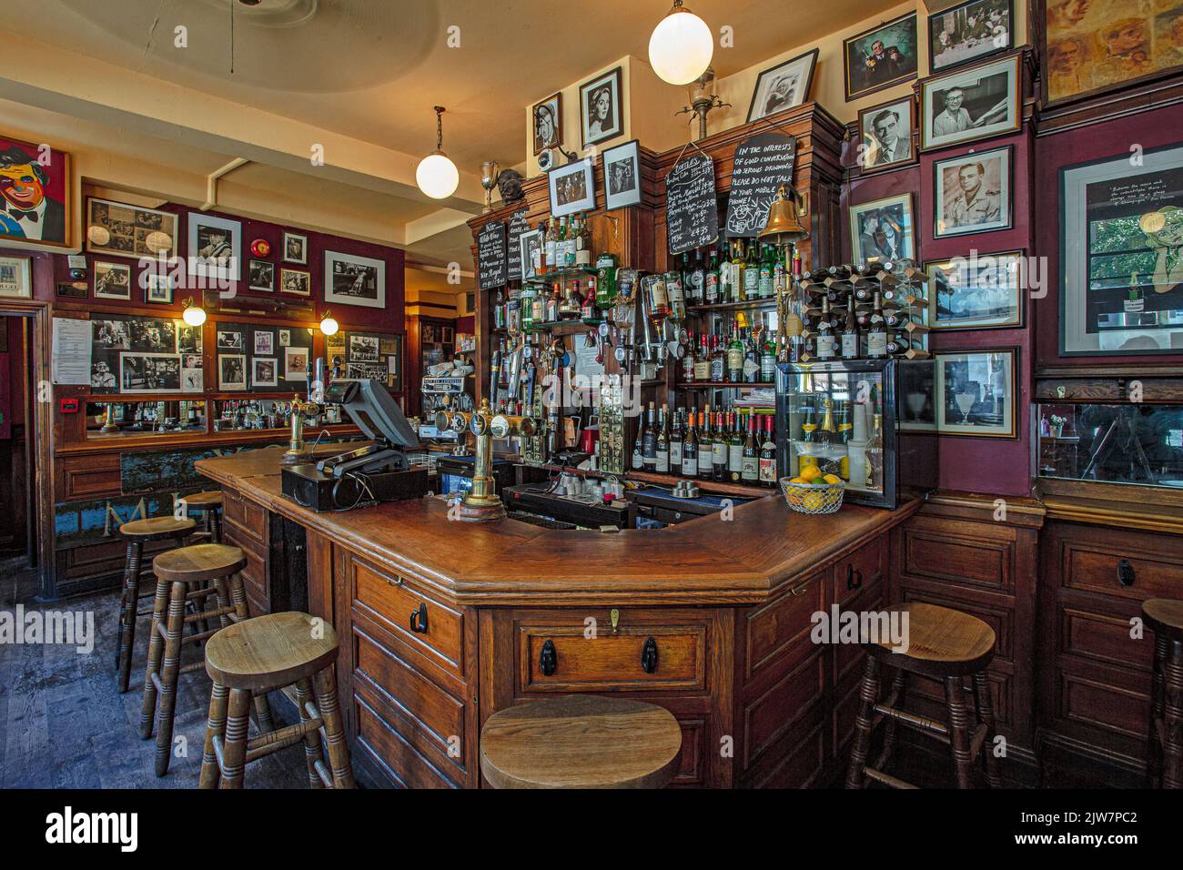 Das Pub-Interieur des French House in Soho, London, England, Großbritannien Stockfoto