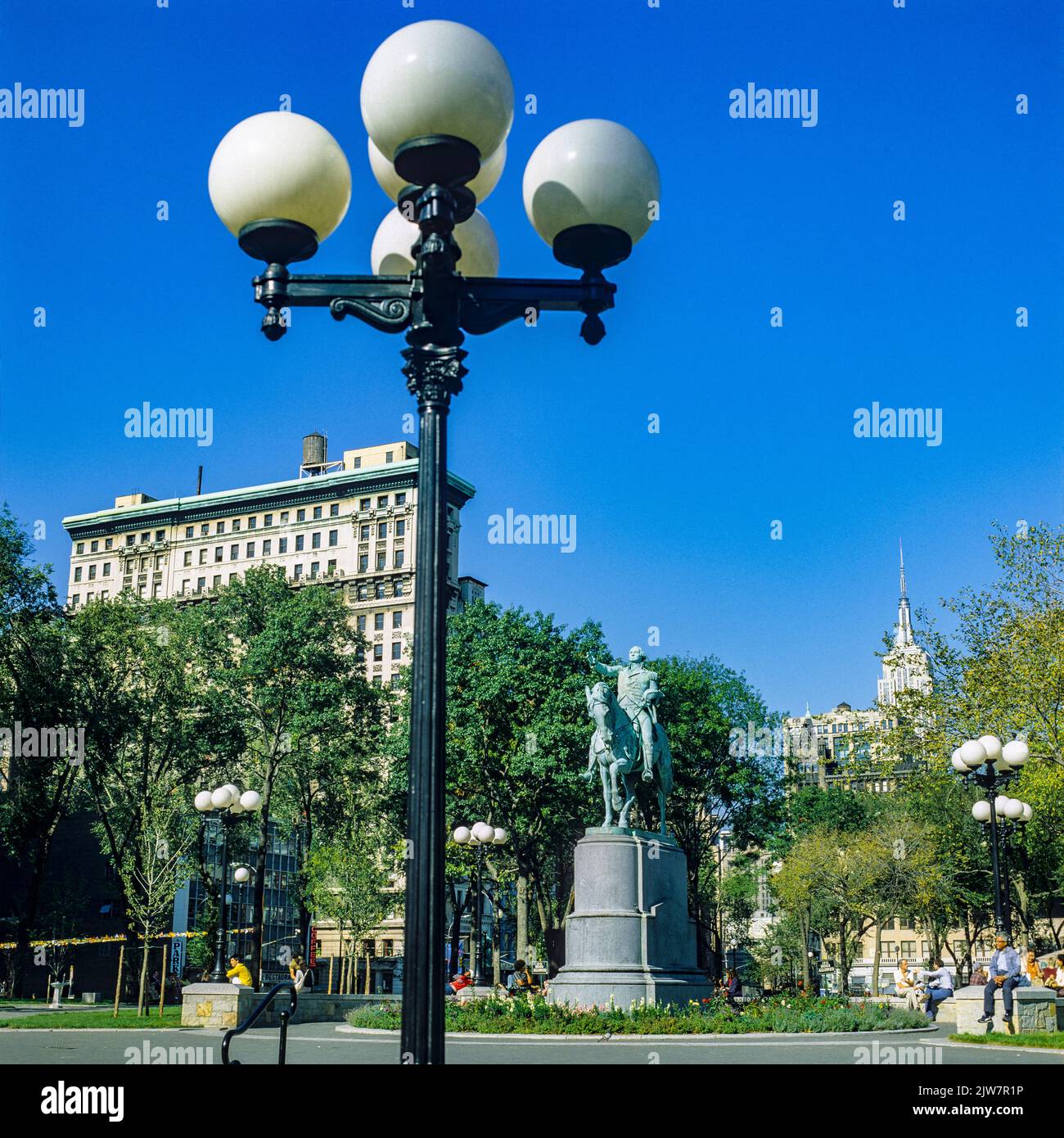 New York, 1980s, Union Square Park, Laternenpfosten mit runden weißen Globen, George Washington Reiterstatue, Manhattan, New York City, NYC, NY, USA, Stockfoto