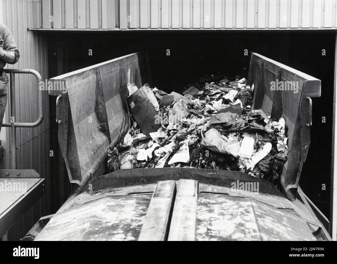 Bild der Versorgung mit Hausmüll per LKW an der VAM-Transferstation in Apeldoorn. Stockfoto