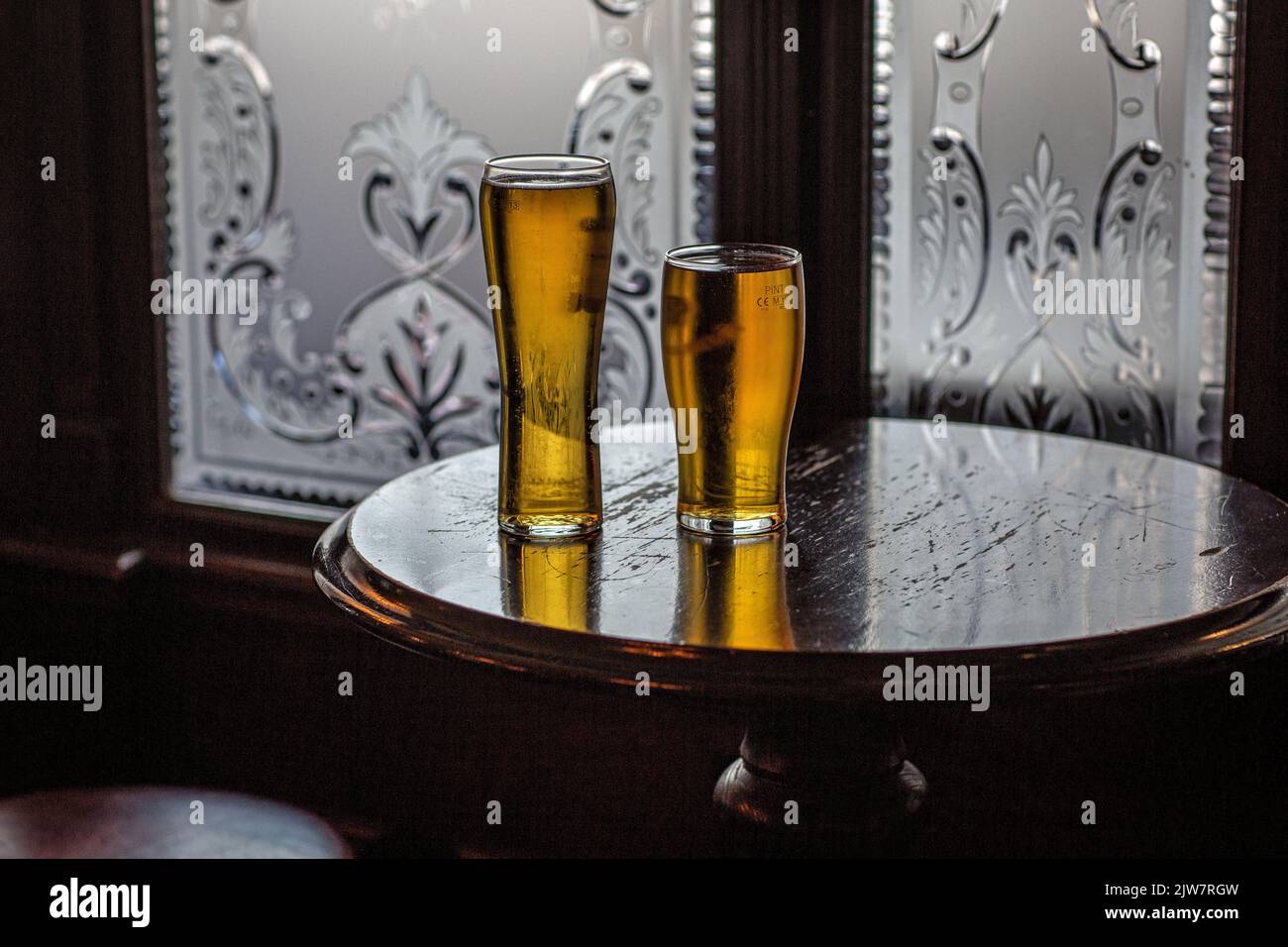 Biergläser auf einem Pub-Tisch Stockfoto
