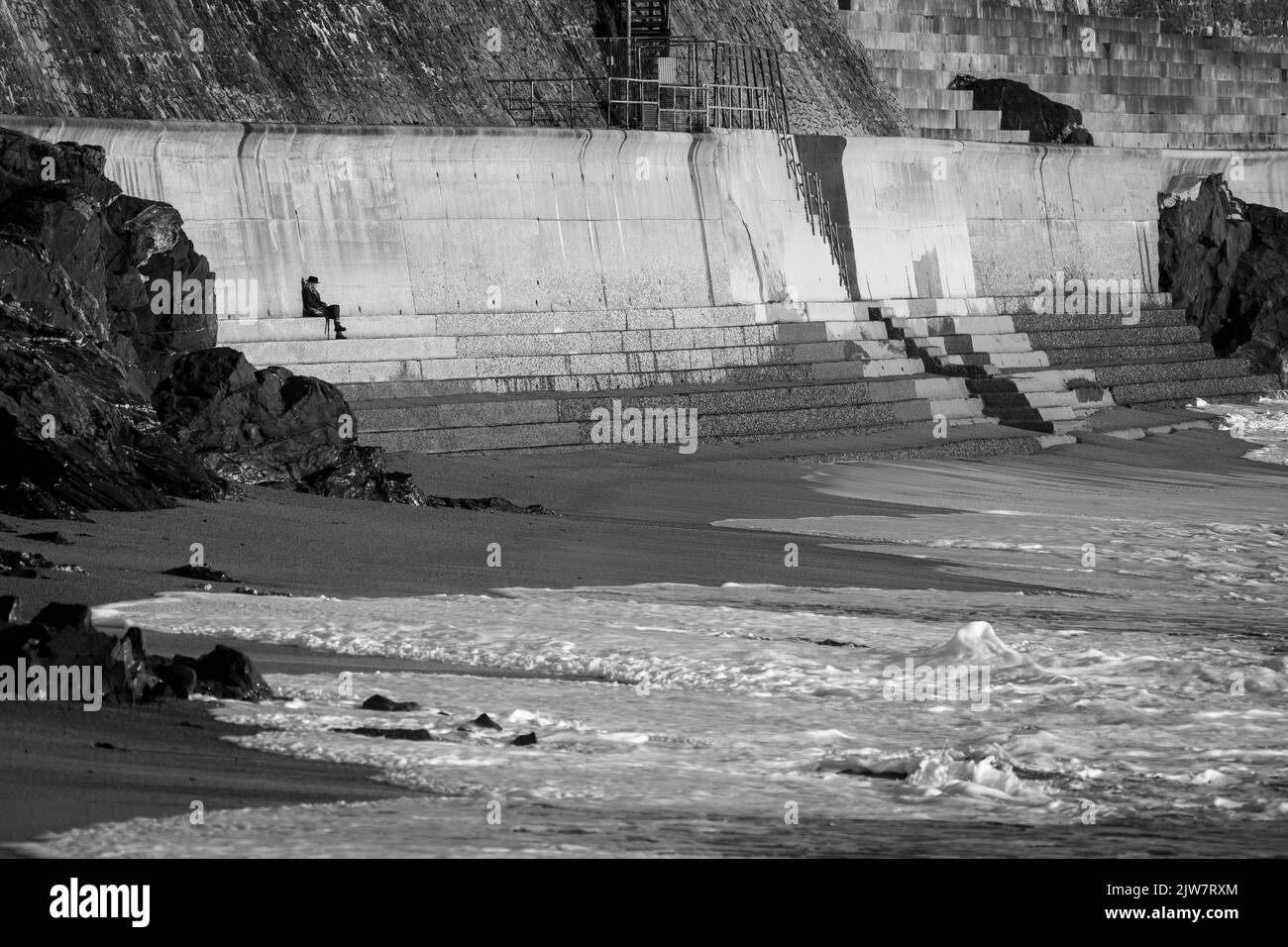 Porthleven Strand überflutet mit Wellen in allen Größen. Stockfoto