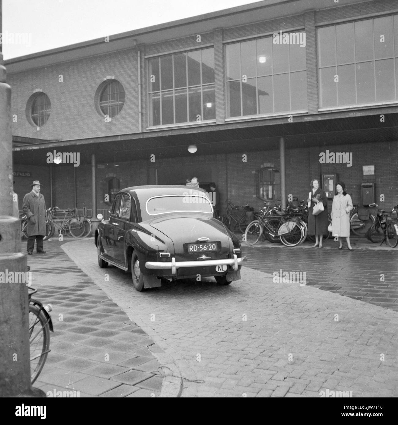 Bild der Einfahrt in ein Auto für den Schlafzug im N.S. Bahnhof Amsterdam-Amstel in Amsterdam. Stockfoto