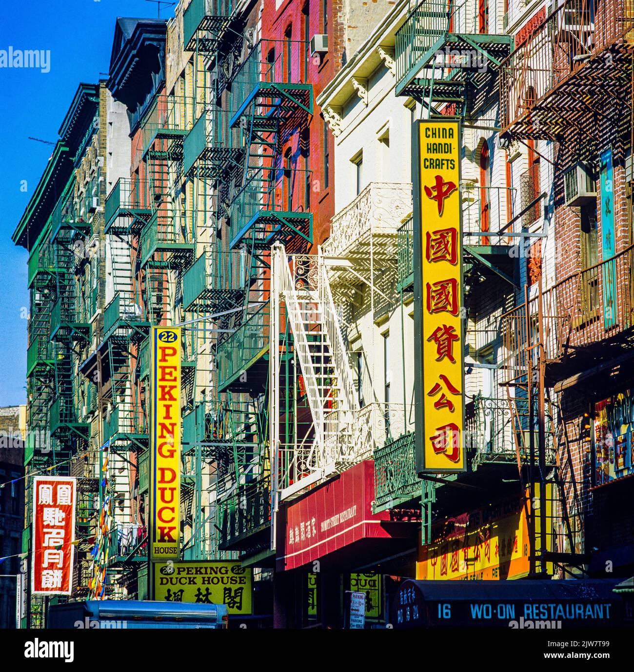 New York, 1980er, Gebäude mit chinesischen Geschäftsschildern, Feuertreppe, Mott Street, Chinatown, Manhattan, New York City, NYC, NY, USA, Stockfoto