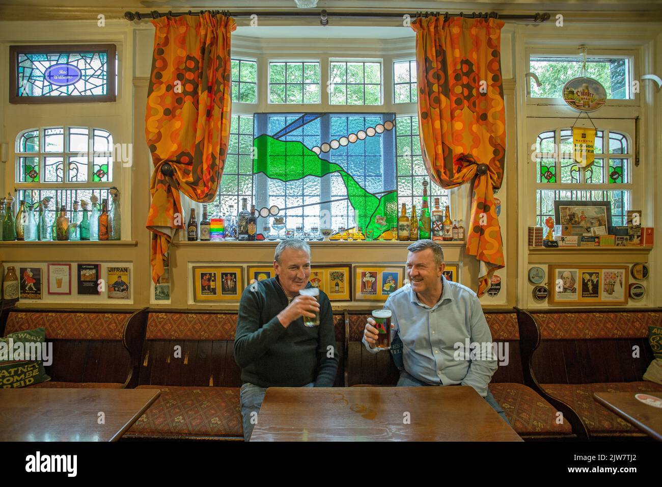 Die Chefs von Pubs und Brauereien warnen vor Massenschließungen aufgrund der steigenden Energiekosten. The Masons Arms, Teddington, Surrey, Vereinigtes Königreich Stockfoto