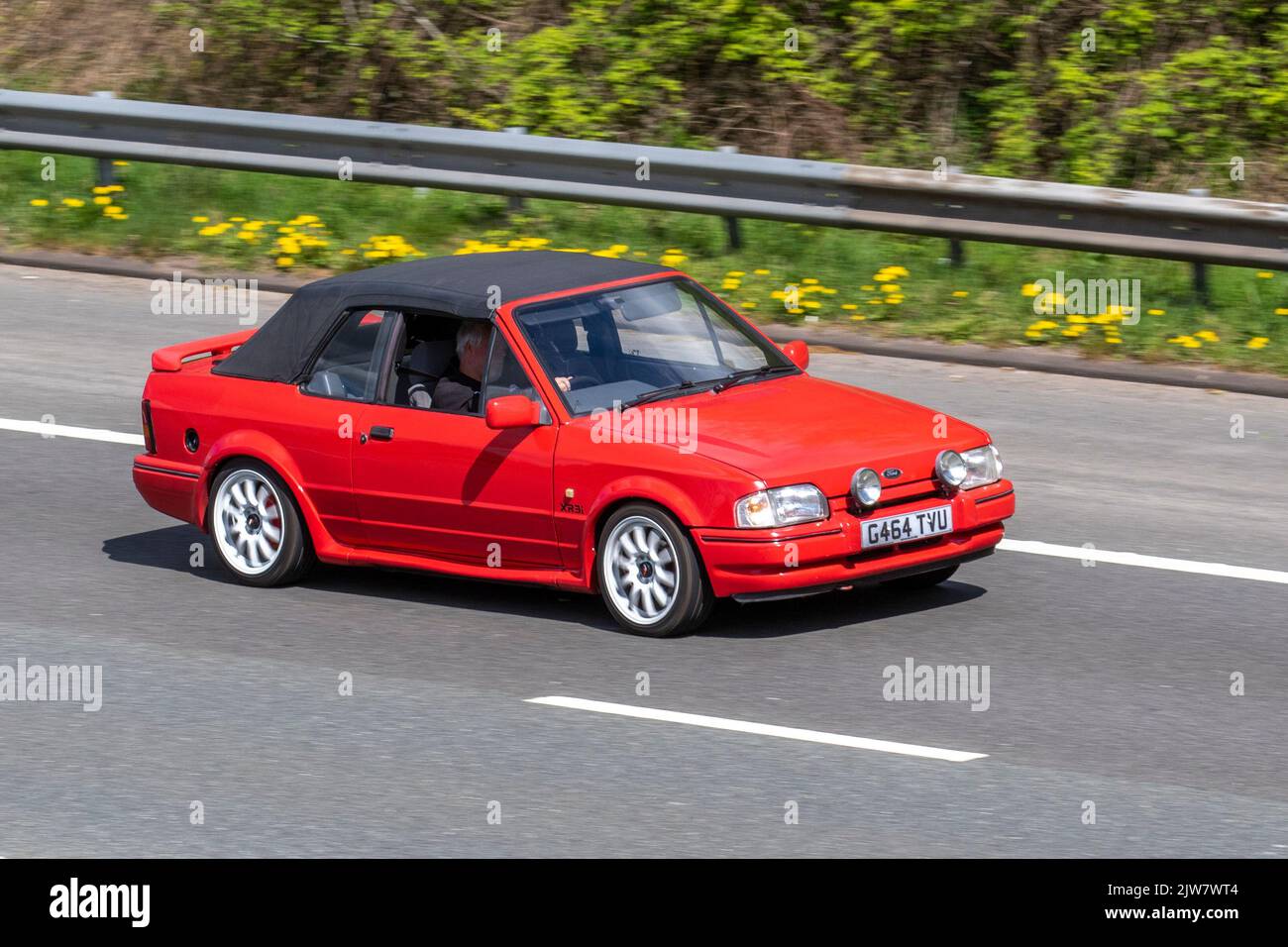 1990 90er Jahre Red FORD ESCORT RS TURBO XR3i 1597 ccm Benzin 5-Gang-Schaltgetriebe; Reisen auf der Autobahn M6, Großbritannien Stockfoto