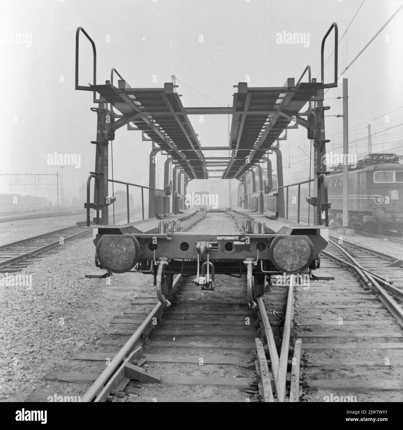 Bild des Kopfes eines Autoladwagens der N.S. (Typ LCS, Serie 97000-97019) auf dem Hof in Amersfoort. Stockfoto