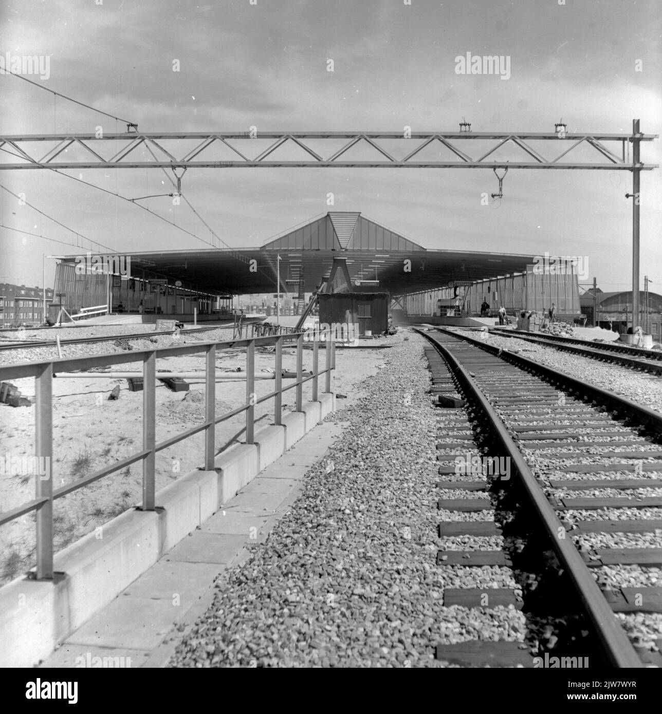 Blick auf die Plattformen und die Plattformhaube des im Bau befindlichen N.S. Bahnhofs Schiedam in Schiedam. Stockfoto