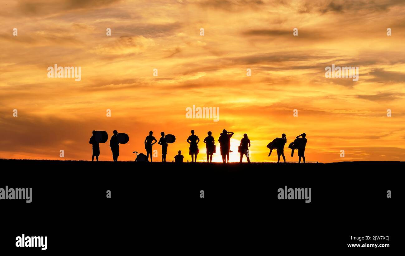 Drum Line bereitet sich auf die Proben bei Sonnenuntergang vor Stockfoto