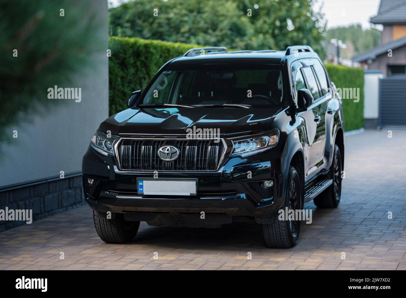 Kiew, Ukraine - August 23. 2022: Toyota Land Cruiser Prado in schwarzer Farbe Stockfoto