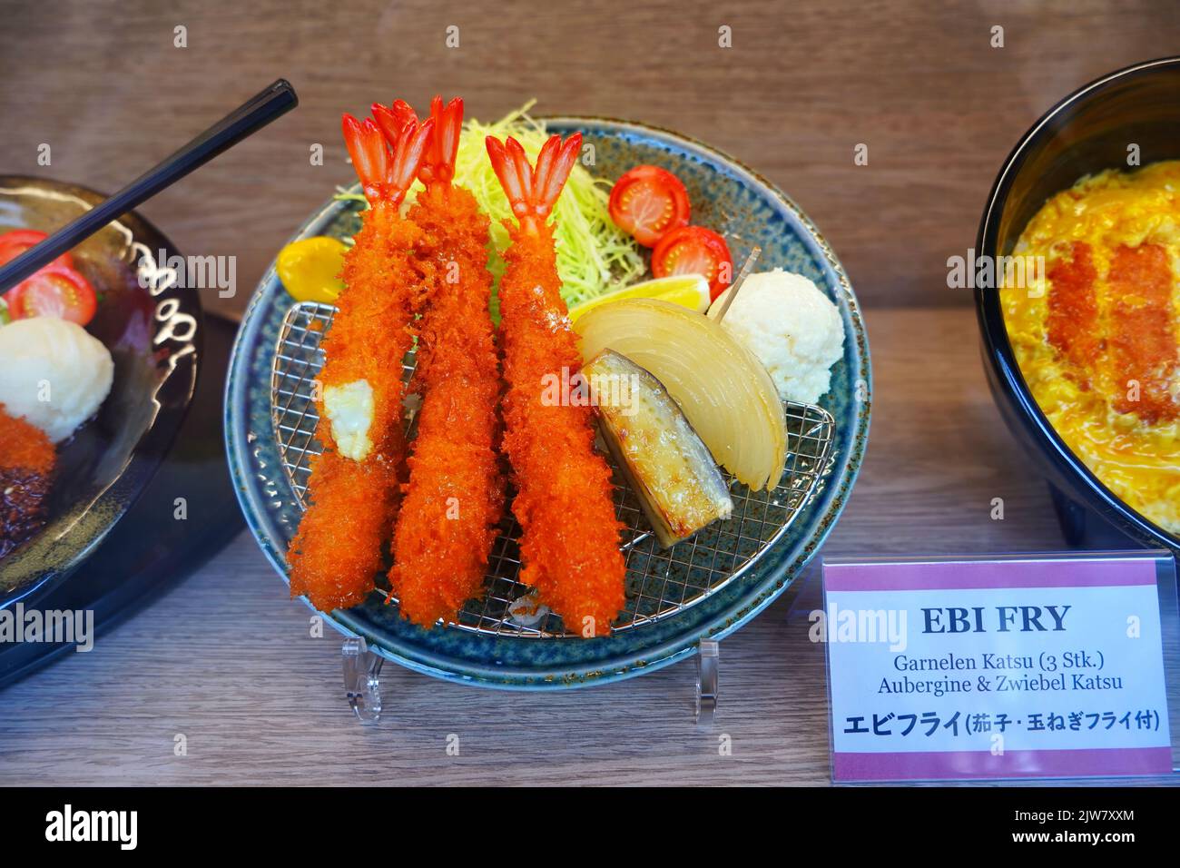 Speiseprobe eines japanischen ebi-Fry-Gerichts, das im Fenster eines Restaurants im japanischen Viertel in Düsseldorf/Deutschland angezeigt wird. Stockfoto