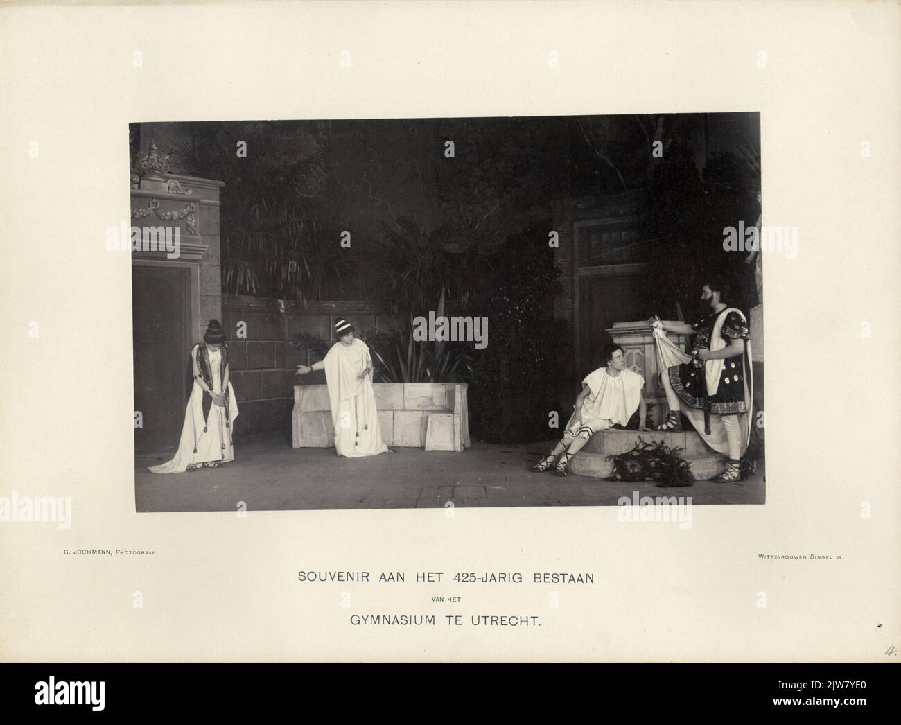 Bild der Szene, in der sich Acrotoleution und Pyrgopolinices treffen, aus dem Stedelijk Gymnasium in Utrecht führte Miles gloriosus of Plautus in der großen Halle des Gebäudes Tivoli (Kruisstraat 1) in Utrecht auf, beim 425.-jährigen Jubiläum der Schule ; v.l.n.r. Die Spieler A. de Beaufort, A.R. de Jong, J.W. Tonsbeek und C.H.A. Fabius. Stockfoto