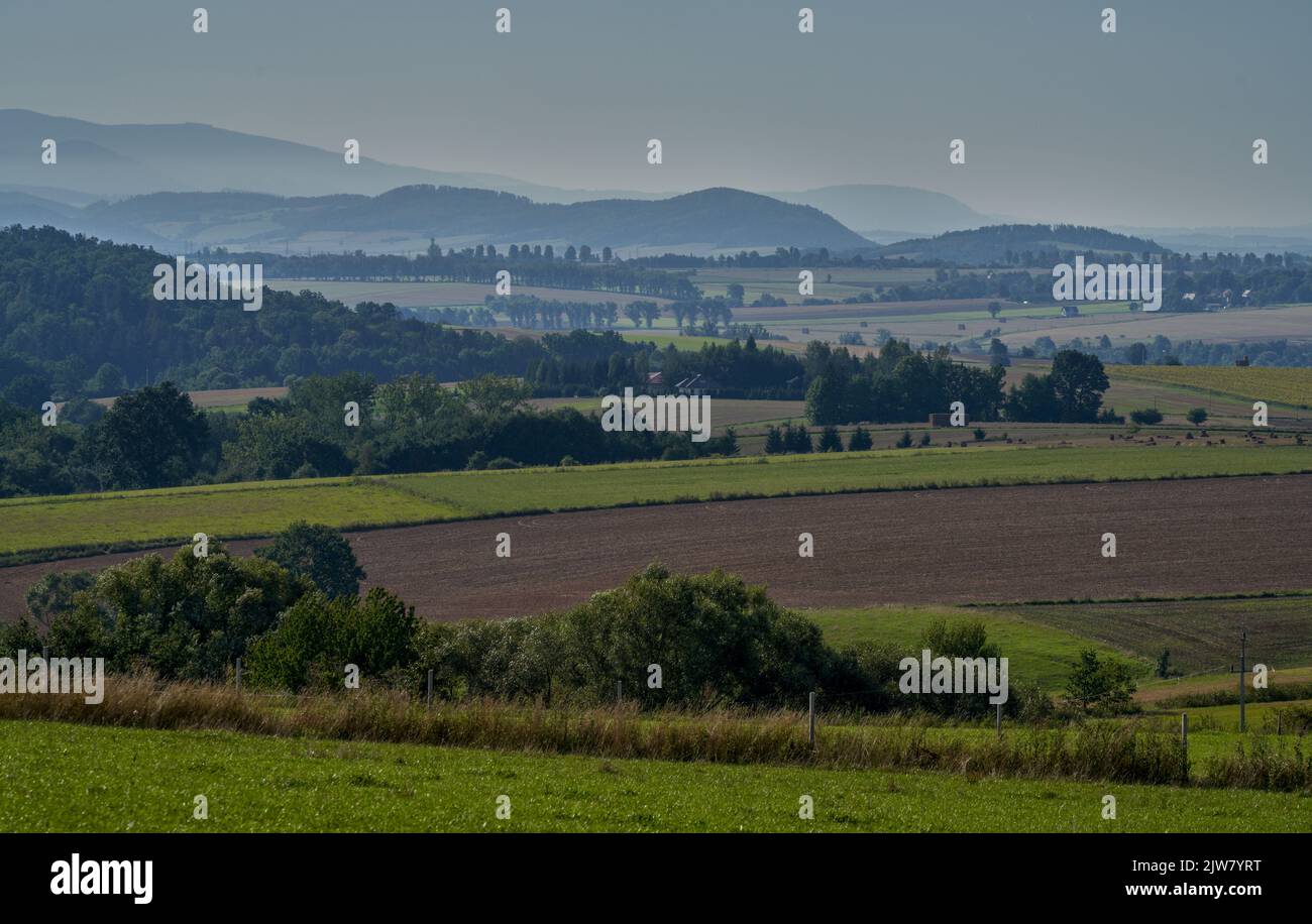 Weite Sicht auf die Sudeten im Süden von der Straße über Bożków Niederschlesien Polen Stockfoto