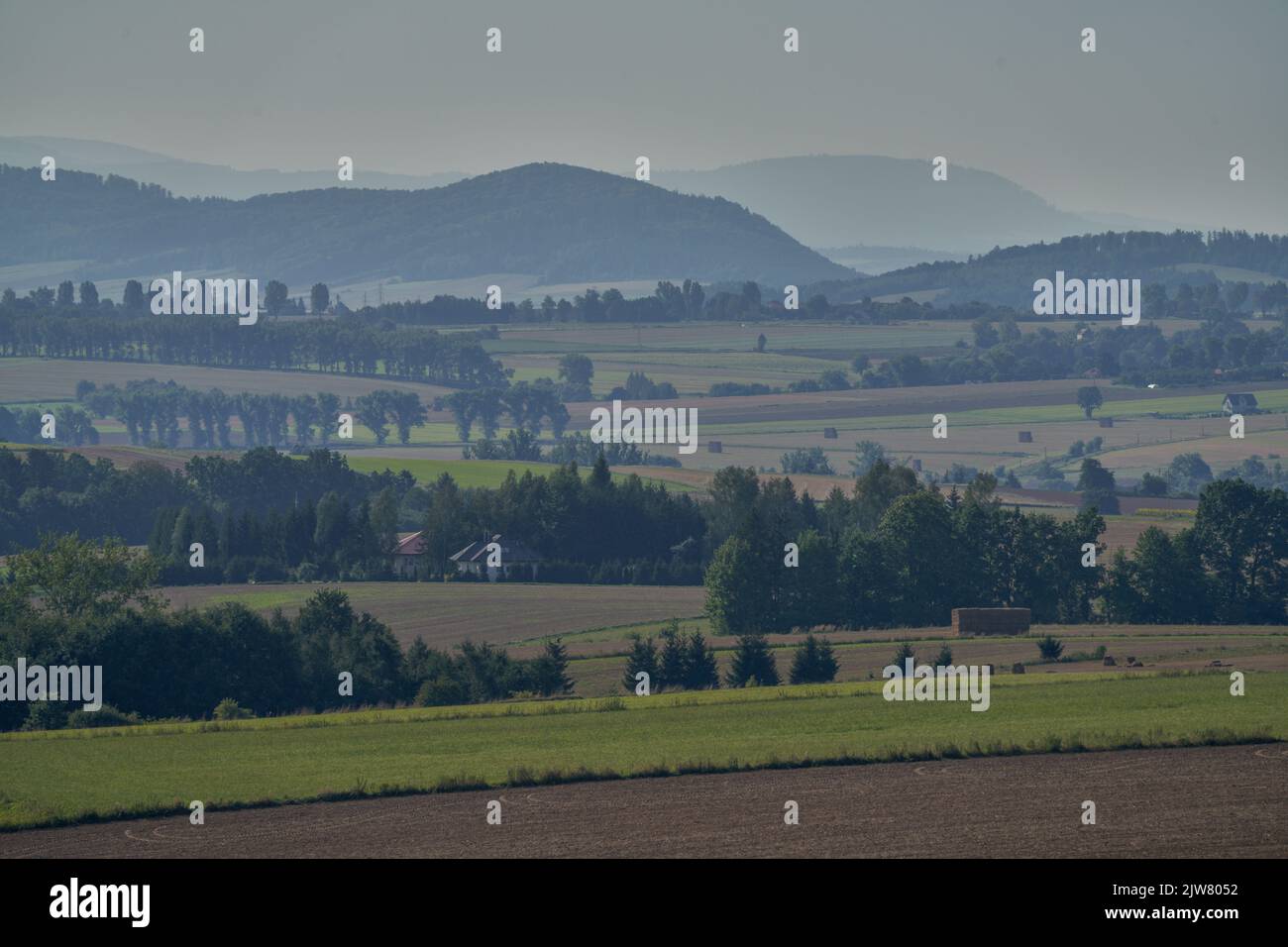 Weite Sicht auf die Sudeten im Süden von der Straße über Bożków Niederschlesien Polen Stockfoto