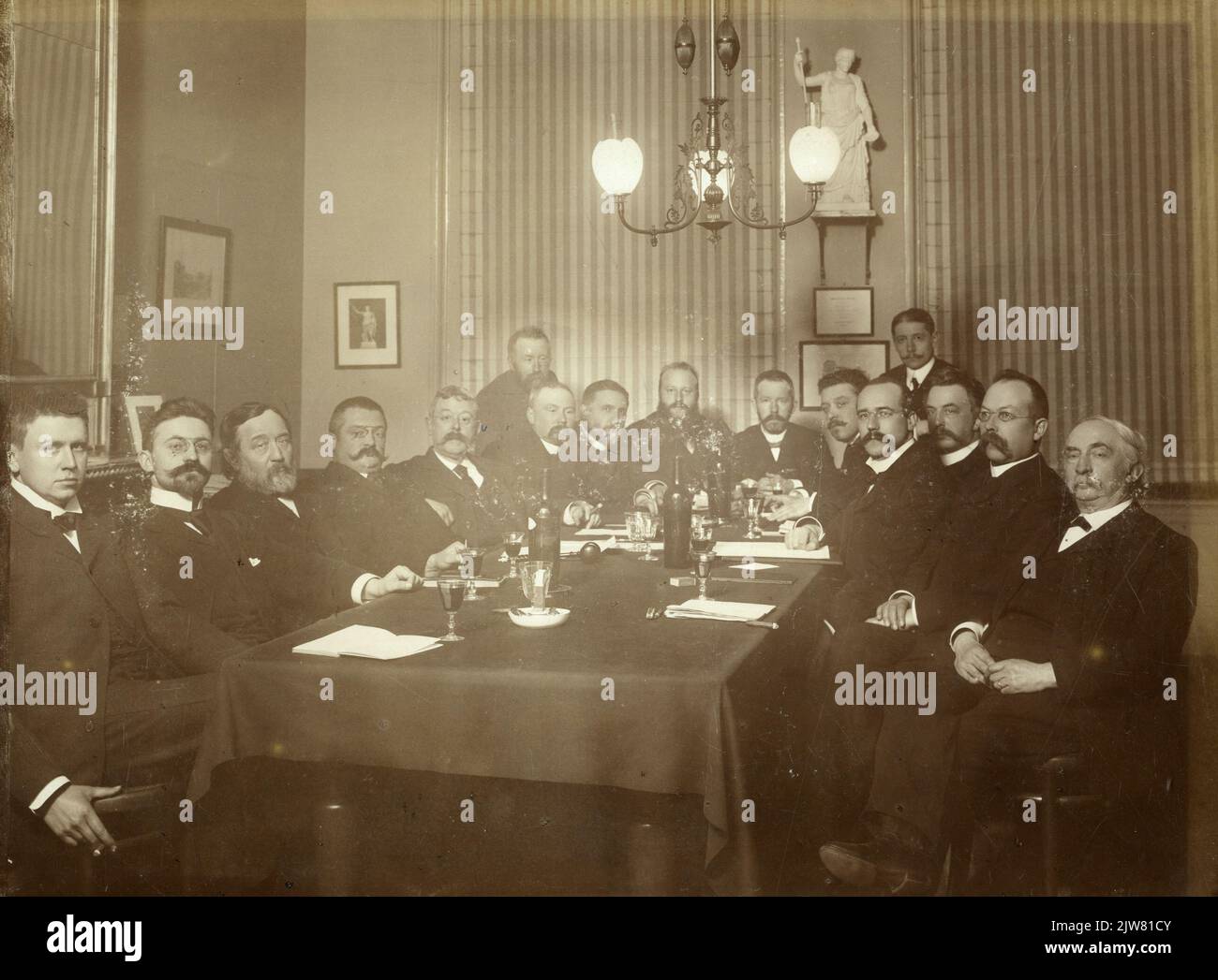 Gruppenportrait der Lehrer des Stedelijk Gymnasiums in Utrecht. Zu halb und vor der Front, sitzend und um einen Tisch stehend. Von links nach rechts: L. Alma (alte Sprachen), Dr. P. Groeneboom (alte Sprachen), Dr. A. Rutgers (Mathematik), Dr. N.J. Singels (Rektor), C. Dijxhoorn (Oude Talen), D.J. Jansen (Naturgeschichte und Mathematik), H.F.J. Nolthenius (alte Sprachen), J.J. van Noorle Jansen (Geschichte und Geographie), G.R. Deelman (Deutsch), J.J. Couvée (Chemie), Dr. J.J.G. Vürtheim (Rektor), F. Albers (Niederländisch), Dr. J. Hartelust (Oude Talen), Dr. J. Robbers (Mathemat Stockfoto