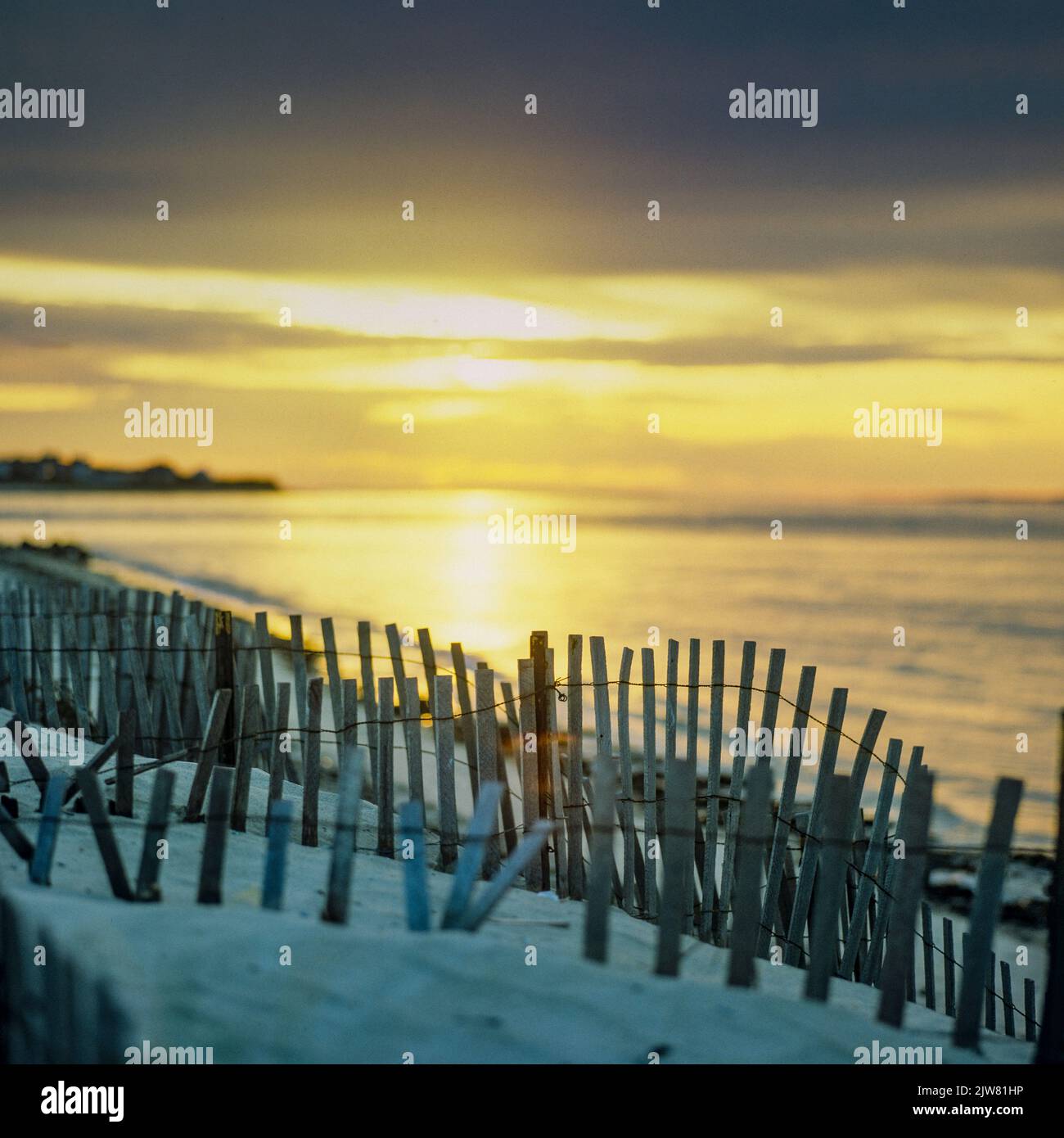 New York, 1980s, Holzpfähenzäune am Strand, Reflexion des Sonnenuntergangs auf dem Atlantik, die Hamptons, Long Island, New York State, NY, USA, Stockfoto