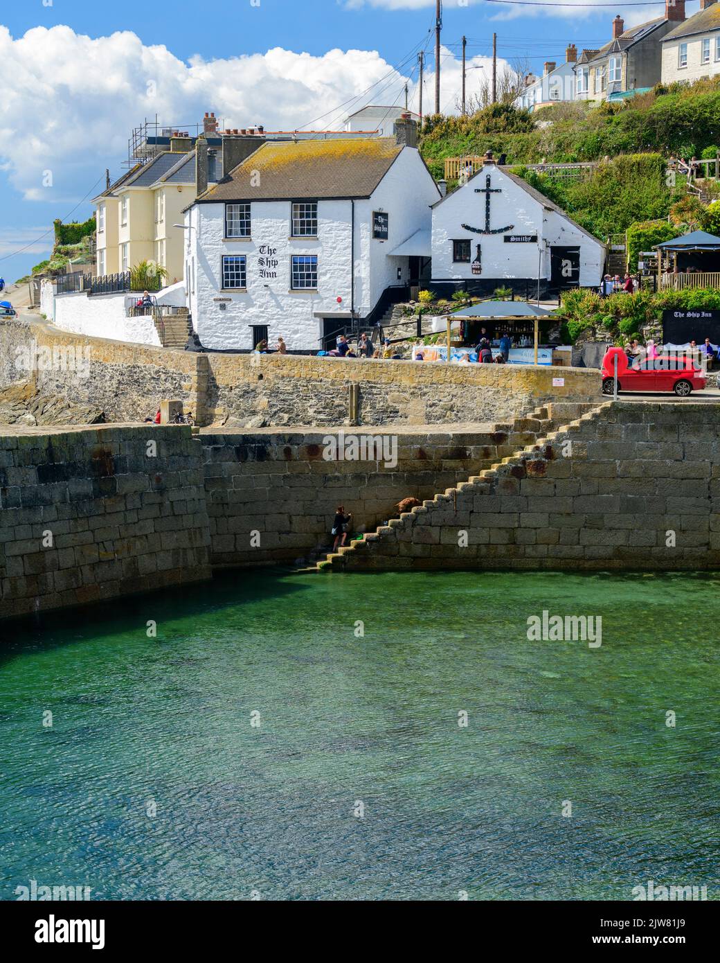 Wahrscheinlich das beste Pub der Welt. Das Ship Inn Porthleven, eines ...