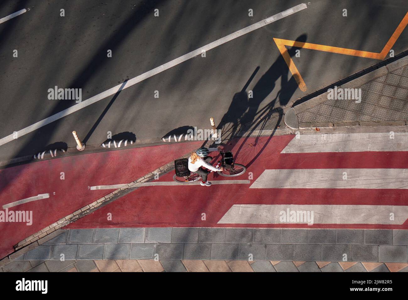 Radfahrer auf der Straße, Fahrrad-Verkehrsmittel in der Stadt Bilbao Stockfoto