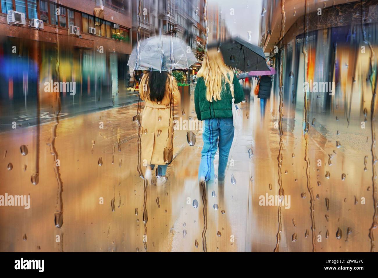Menschen mit einem Regenschirm an regnerischen Tagen in bilbao, baskenland, spanien Stockfoto