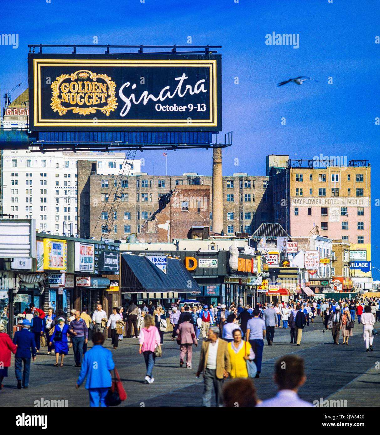 Atlantic City, 1980er, Touristen gehen auf der Promenade, Plakatwand verkündet Frank Sinatras Veranstaltungsort am 1985. Oktober im Golden Nugget Casino, New Jersey State, NJ, USA, Stockfoto