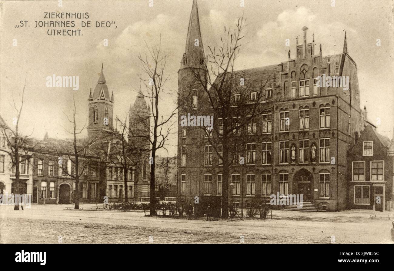 Blick auf die Mariaplaats in Utrecht von Nordosten mit dem St. Joannes de Deo Krankenhaus (Mariaplaats 28) und im Hintergrund die St.-Dominicus Kirche. Stockfoto