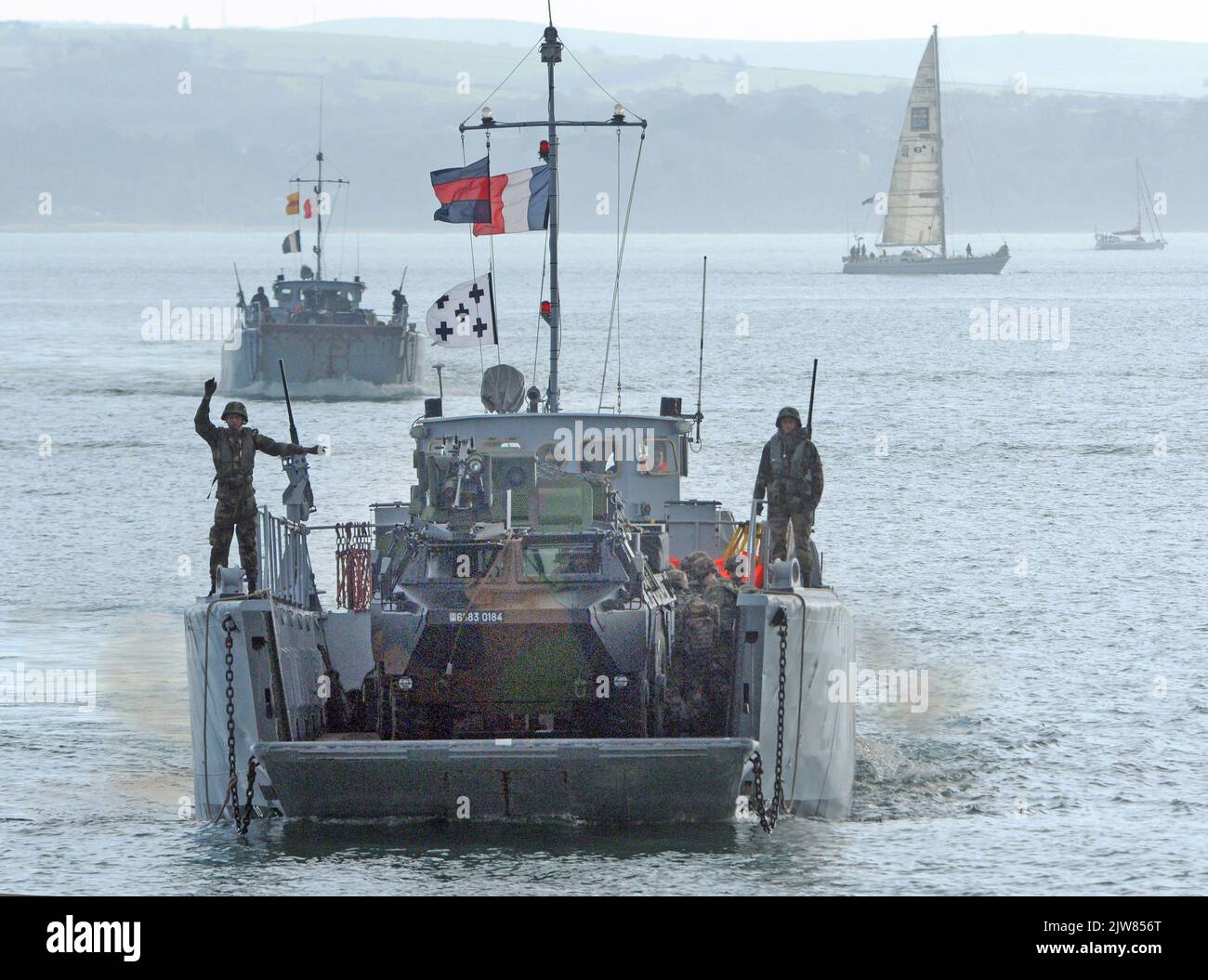 FRANZÖSISCHE STURMBOOTE DRINGEN AM STRAND VON BROWNDOWN, HAMPSHIRE, EIN. PIC MIKE WALKER, 2013 Stockfoto